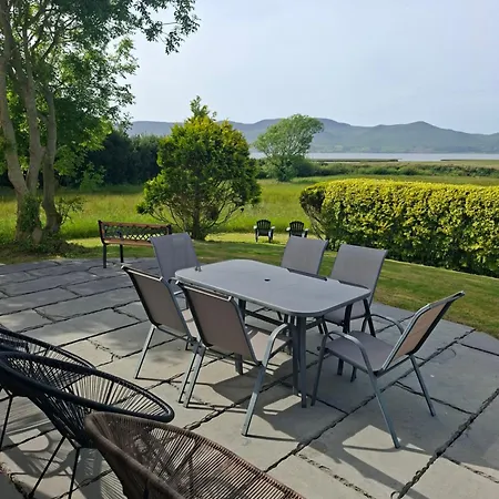 Relax In A Cosy Coastal Retreat *
